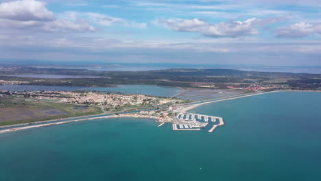 Große-Luftaufnahme-über-Den-Yachthafen-Fos-sur-Mer,-Frankreich,-Mittelmeer,-Sonniger-Tag